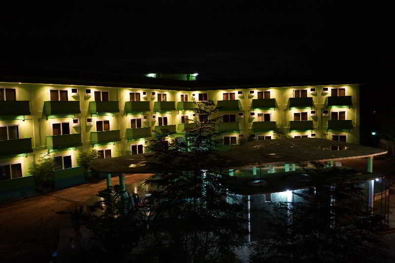 Green One Hotel Мактан Екстериор снимка