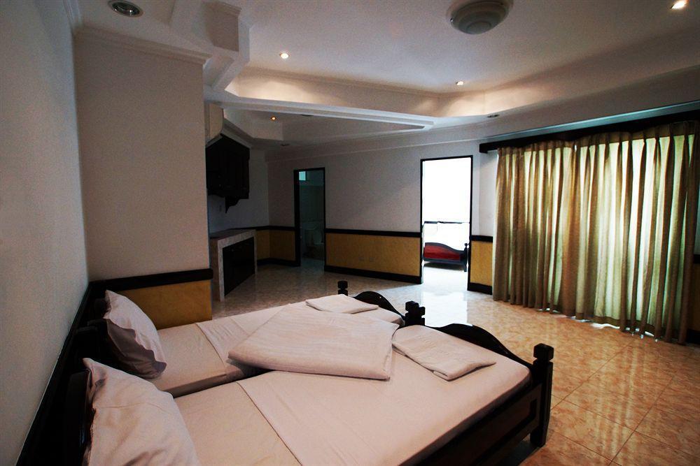 Green One Hotel Мактан Екстериор снимка