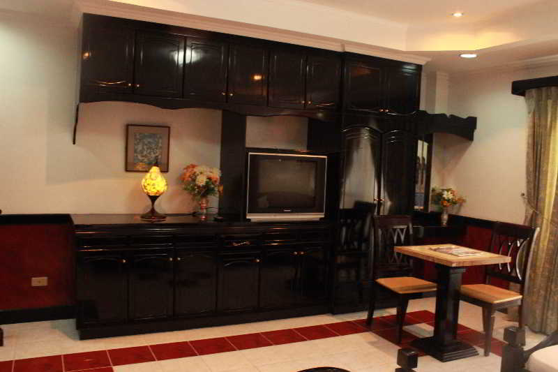 Green One Hotel Мактан Екстериор снимка