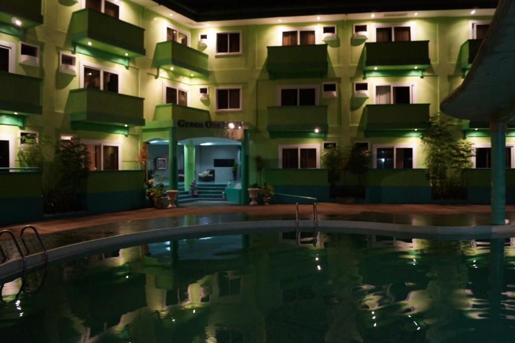 Green One Hotel Мактан Екстериор снимка